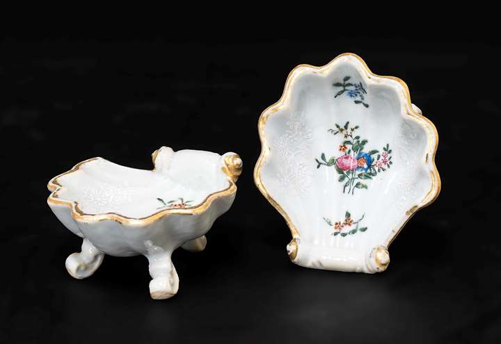 Pair of chinese export porcelain famille rose shell-form salts